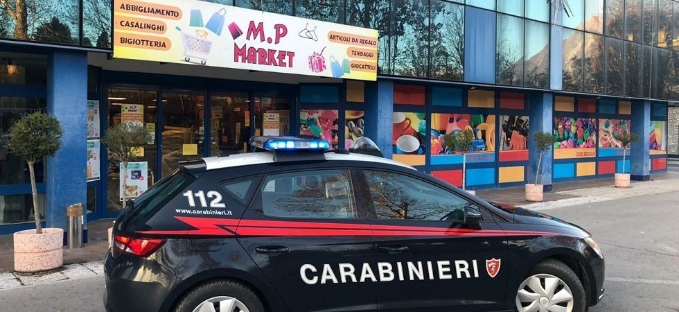 Coronavirus, ci sono gli sconti e la gente affolla il negozio ma arrivano i carabinieri che sanzionano il titolare